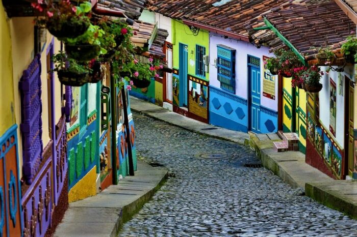 Исторические улицы – самые красивые пешеходные зоны Гуатапе ( Колумбия). | Фото: destinationlesstravel.com.