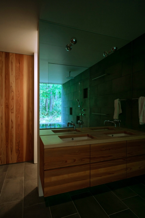 Натуральность и минимализм присущ обустройству ванных комнат (House in the Forest, о. Хоккайдо). | Фото: nagonthelake.blogspot.com.