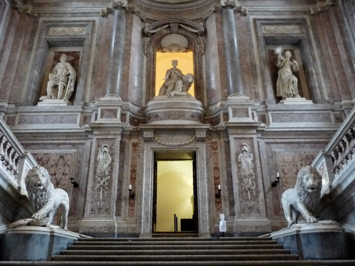 Грозные львы защищают вход в королевскую резиденцию (Palazzo Reale di Caserta, Италия). | Фото: eforelegance.wordpress.com.