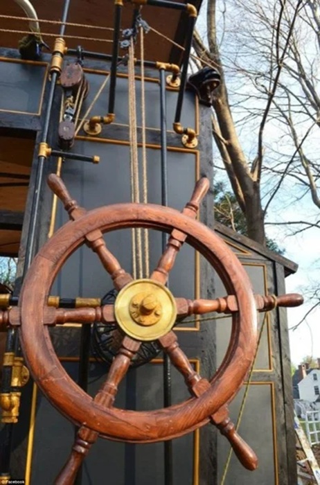 Тот самый корабельный штурвал, позволяющий увеличить площадь дома. Тот самый корабельный штурвал, позволяющий увеличить площадь дома.