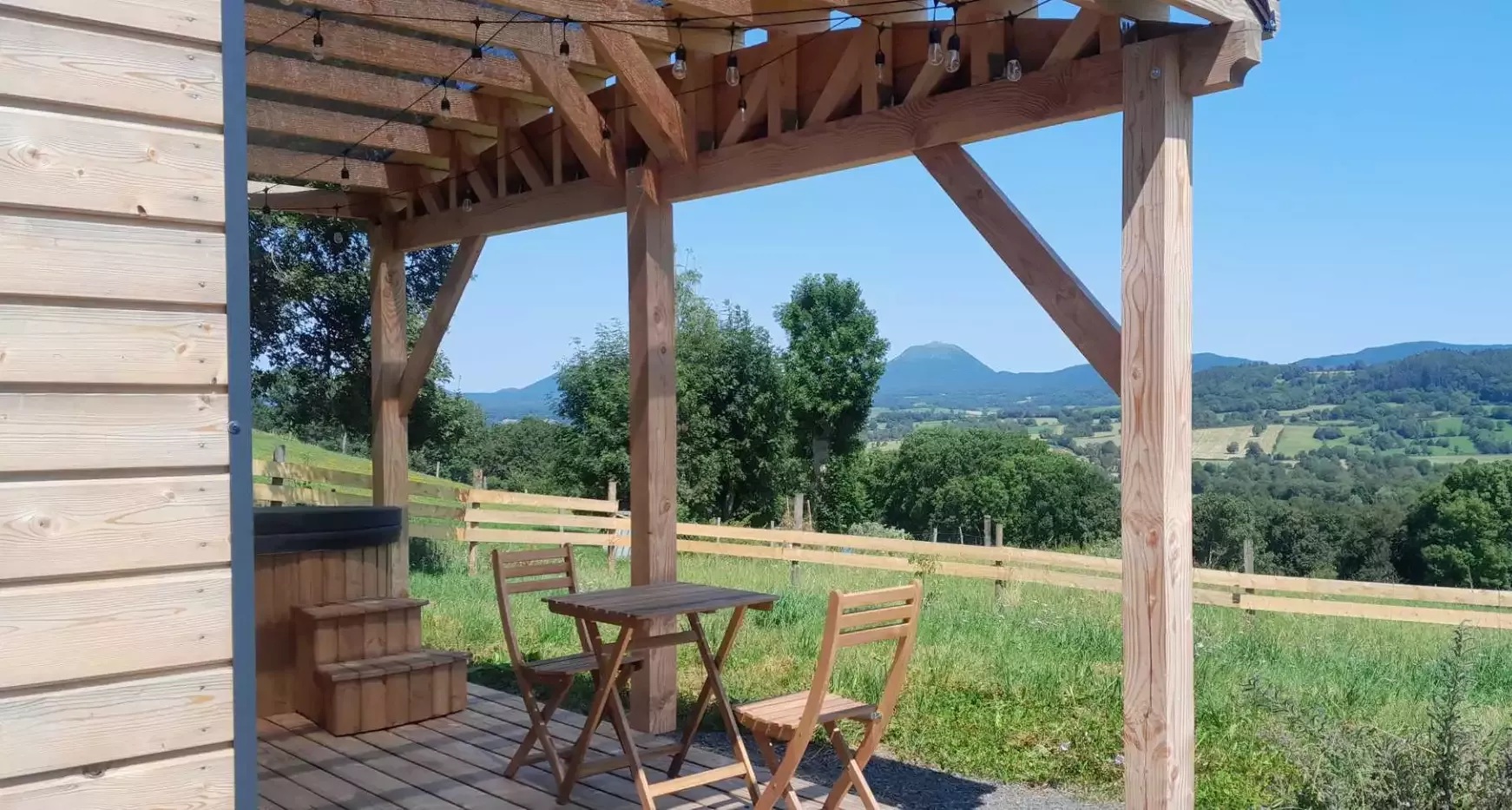 Летняя столовая и лаундж-зона на террасе Tiny House Hobbit. Летняя столовая и лаундж-зона на террасе Tiny House Hobbit.