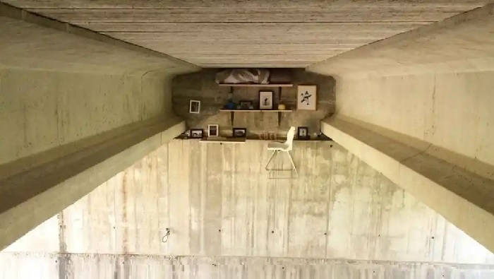 Надежно спрятанный под автомобильной эстакадой офис, больше похож на художественную инсталляцию, нежели на реальный архитектурный объект (Валенсия, Испания). | Фото: culturainquieta.com.