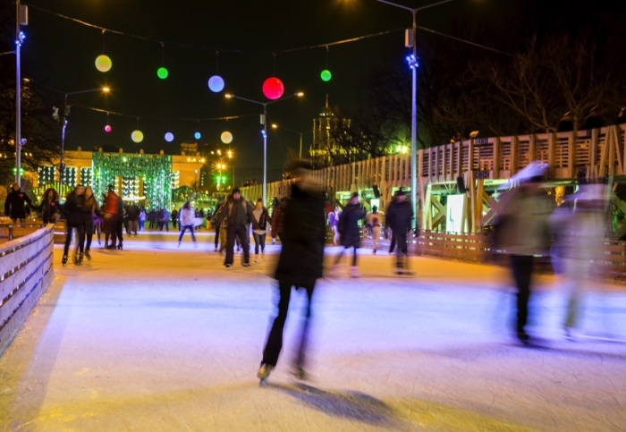 Зимнее время – веселая пора для любителей катания на коньках (Парк Горького, Москва). | Фото: russiable.co.uk.