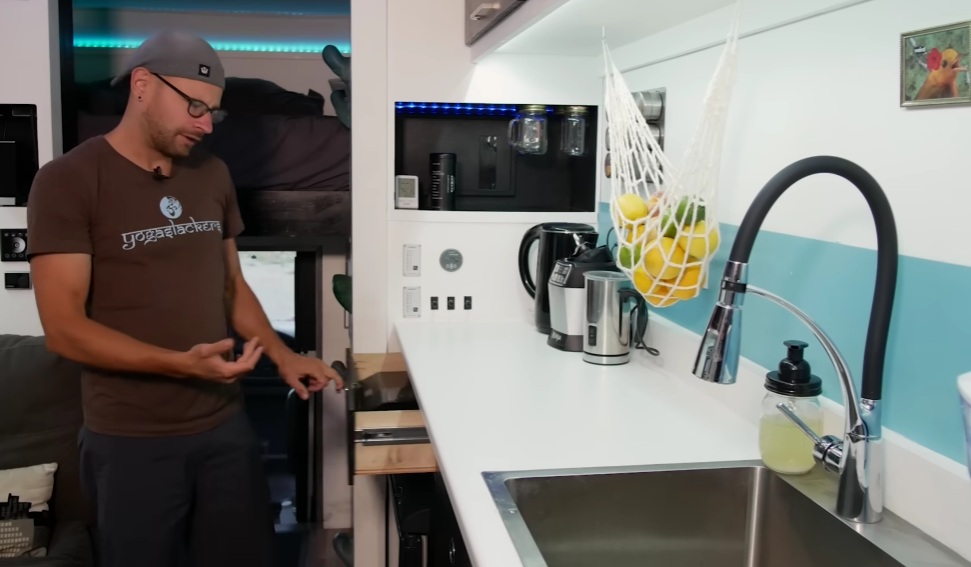 У любителя готовить все под рукой. У любителя готовить все под рукой.