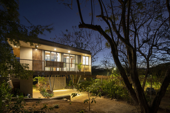 Благодаря внедрению солнечных панелей, системы сбора и рекуперации воды садовый домик Casa Jardin может существовать автономно (Tamarindo, Коста-Рика). | Фото: plataformaarquitectura.cl.