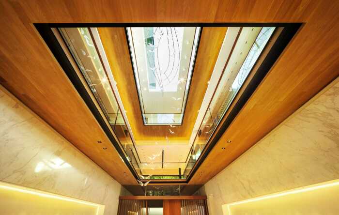 Бассейн с прозрачным дном соединен с атриумом, пронизывающим весь дом (Sky Pool House, Сингапур). | Фото: surfacesreporter.com.