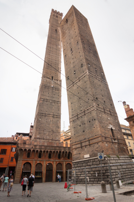 Башня так и норовит упасть, ведь крен уже составляет более 3 метров (La torre Garisenda, Италия). | Фото: sibeaster.dreamwidth.org.