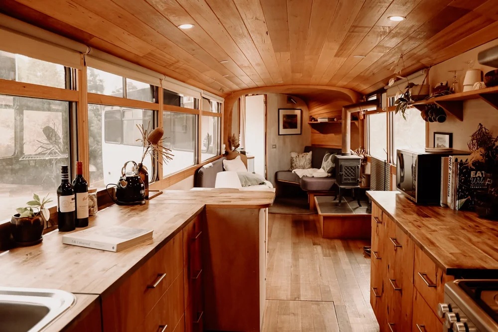 При оформлении интерьера использовали вторсырье и восстановленную древесину (The Bus Hideaway).