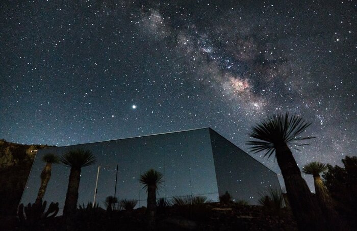 Звезды, зависшие над потухшим вулканом, ярко отражаются на зеркальном фасаде загородного дома (Casa Eterea, Мексика). | Фото: amazingarchitecture.com.