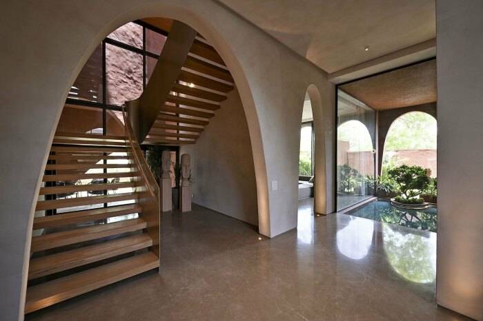 Лестница соединяет три этажа частной резиденции, где проживает сразу три поколения одной семьи (Mirai House of Arches, Индия). | Фото: designboom.com.