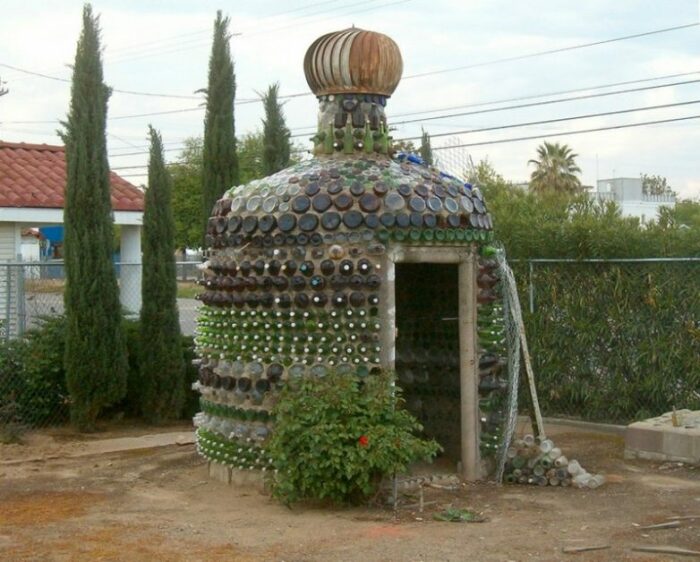 Даже садовая беседка сделана из бутылок («Изумрудный замок», с. Богатырево). | Фото: lemurov.net.