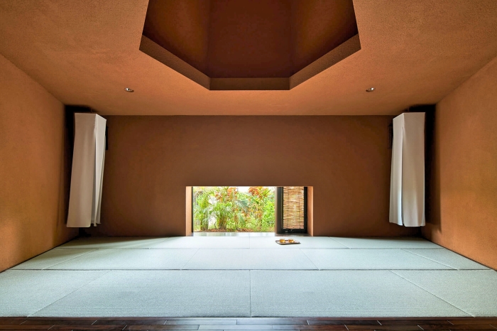 Обстановка во всех спальных комнатах соответствует японским традициям («Дом ветровых труб», Япония). | Фото: designboom.com.