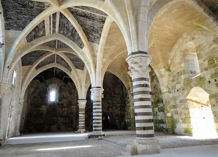 Несмотря на то, что в замке мало окон и они небольшие, помещения могли выступать в роли календаря (Castel del Monte, Италия). | Фото: keywordbaskets.com.