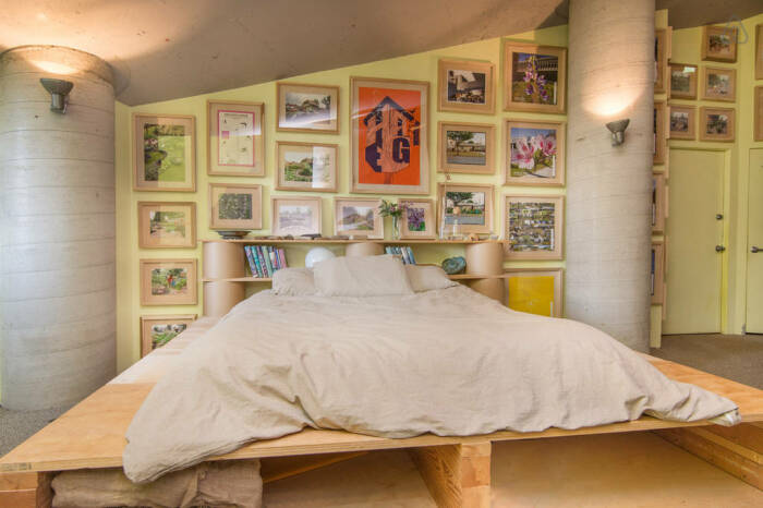Спальня в «подземелье» обеспечит спокойный отдых и здоровый сон (Geodesic Dome House, Лос-Анджелес). | Фото: art-defi.livejournal.com.