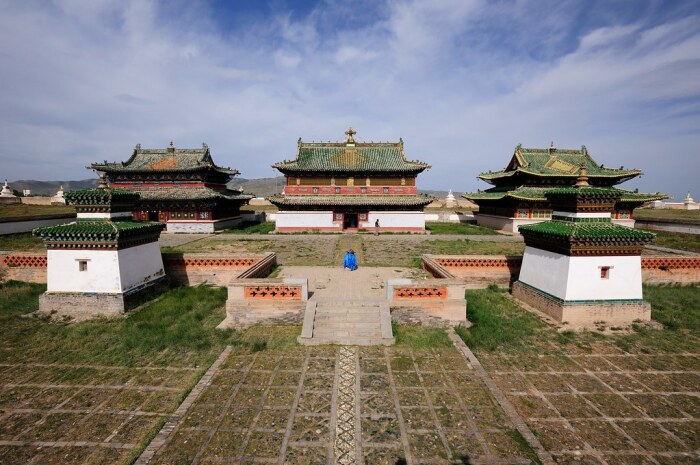 Центральным объектом архитектурного ансамбля является комплекс, состоящий из трех храмов (Erdene Zuu Hyid, Монголия). | Фото: yael-shoshany.livejournal.com. 
