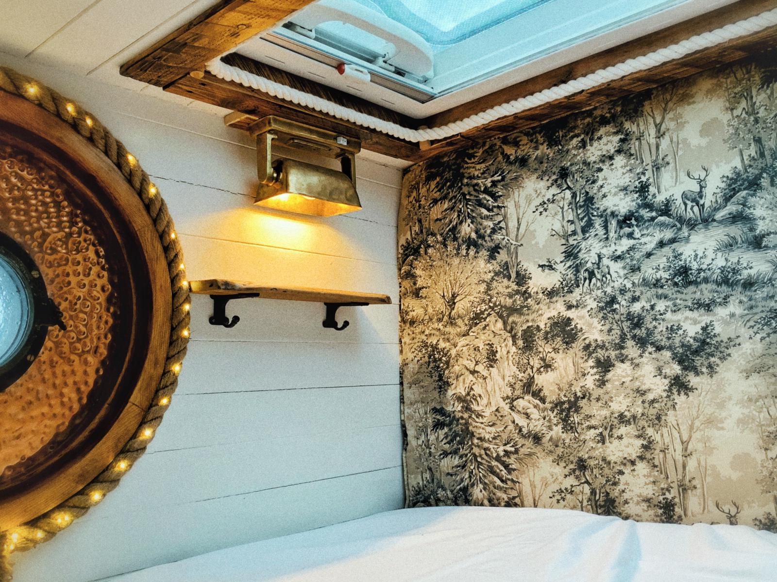 Потолочный люк в спальне наполняет ее светом (Sam Robin). | Фото: marquartshockabsorbers.com.