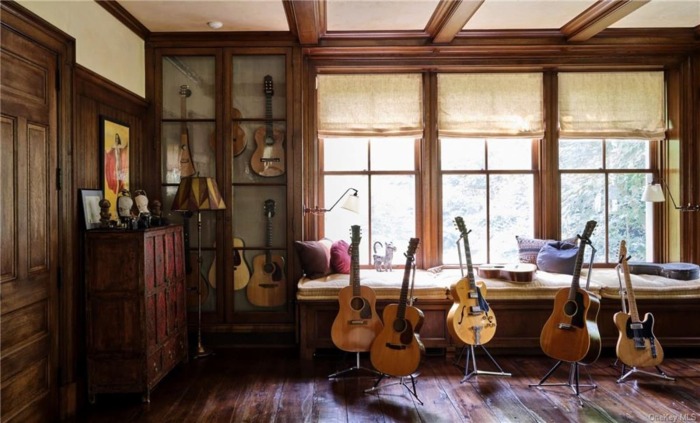 В резиденции Ричард Гир хранит свою коллекцию гитар, которую вряд ли передаст новому владельцу (Паунд-Ридж, США). | Фото: vanitatis.elconfidencial.com.