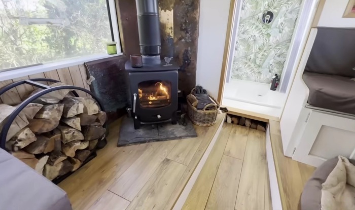 Дровяная печь обеспечивает теплом.