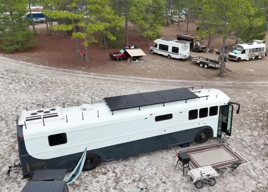 Солнечные панели обеспечивают семью электричеством. Солнечные панели обеспечивают семью электричеством.