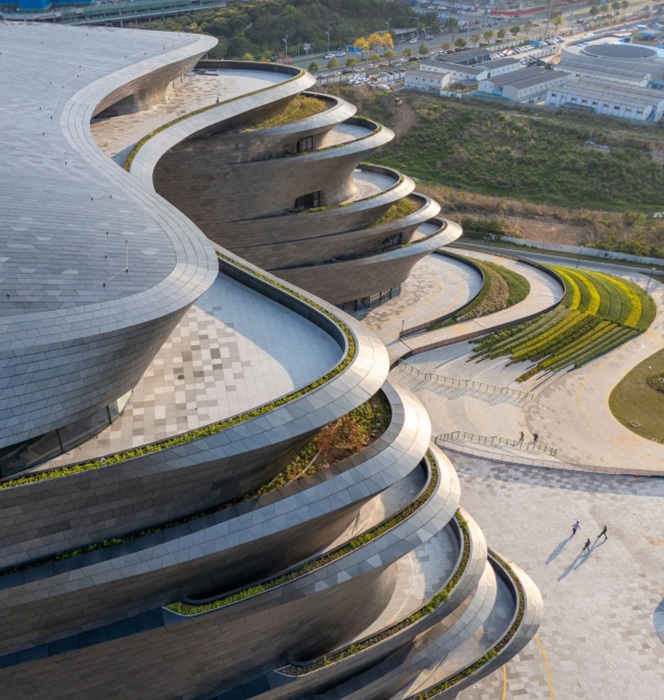 Террасные выступы являются вполне функциональным элементом Shenzhen Science & Technology Museum. Террасные выступы являются вполне функциональным элементом Shenzhen Science & Technology Museum.