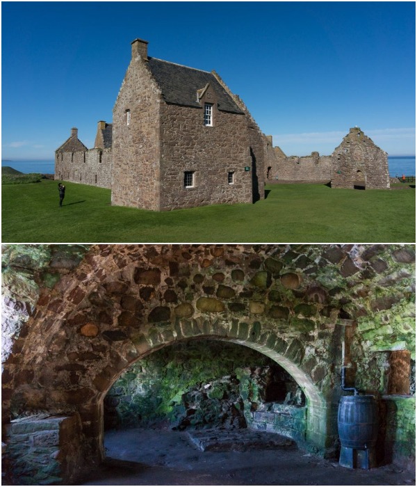 Остатки зданий и помещений на территории легендарного замка Шотландии (Dunnottar Castle, Стоунхейвен).