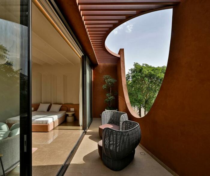 Из каждой спальни есть выход на собственную террасу, где можно расслабиться на свежем воздухе (Mirai House of Arches, Индия). | Фото: designboom.com.