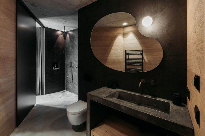 Стильная ванная комната с роскошной обстановкой и потолочными люками, откуда пробивается свет (Freiform, Италия). | Фото: designboom.com.