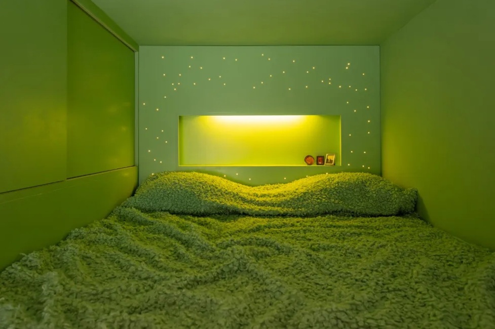 Размер матраса стал определяющим в обустройстве спальни (This Cabanon). Размер матраса стал определяющим в обустройстве спальни (This Cabanon).