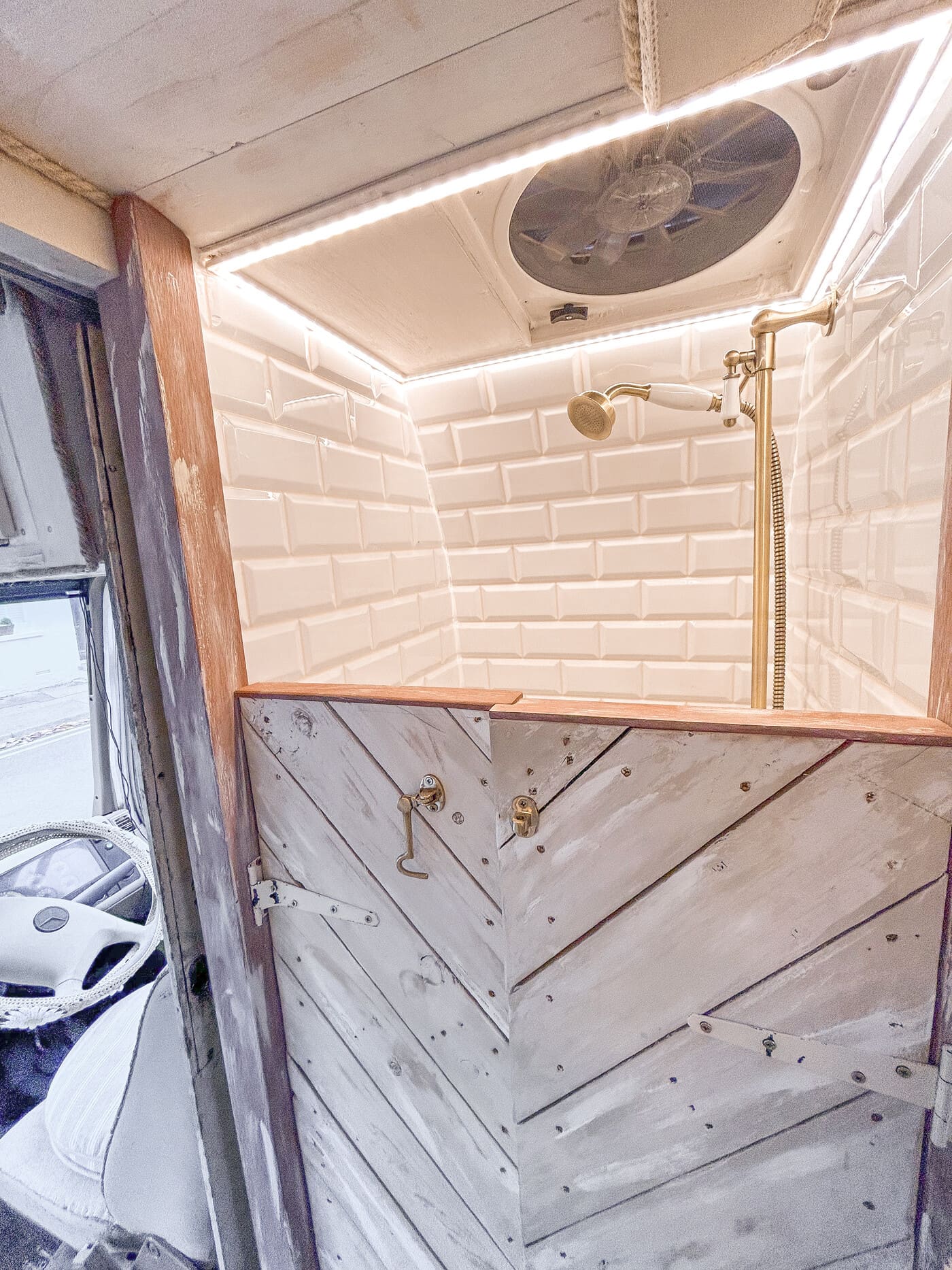 Ванная комната находится сразу за кабиной водителя.