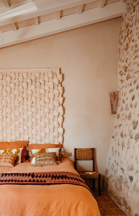 Колоритный интерьер одной из спальных комнат San José Villa.