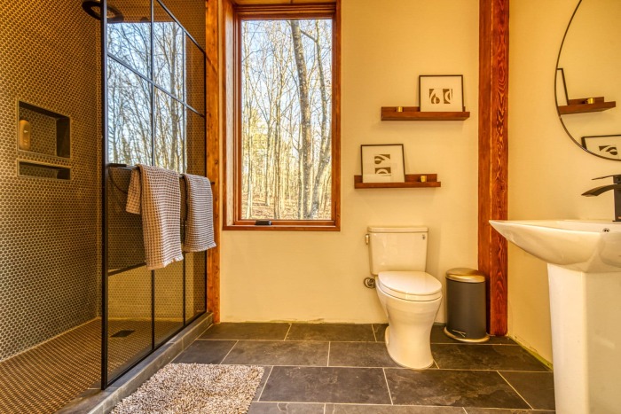 Благоустроенная ванная комната, расположена между двумя спальнями (Catskills Cabin, Кэтскилл). | Фото: thebackcountryhutcompany.com.