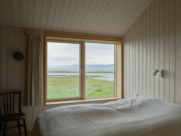 Минимализм и простота – вот главное предпочтение в дизайне интерьера (Студия художника Хлодуберга, Исландия). | Фото: thisispaper.com.