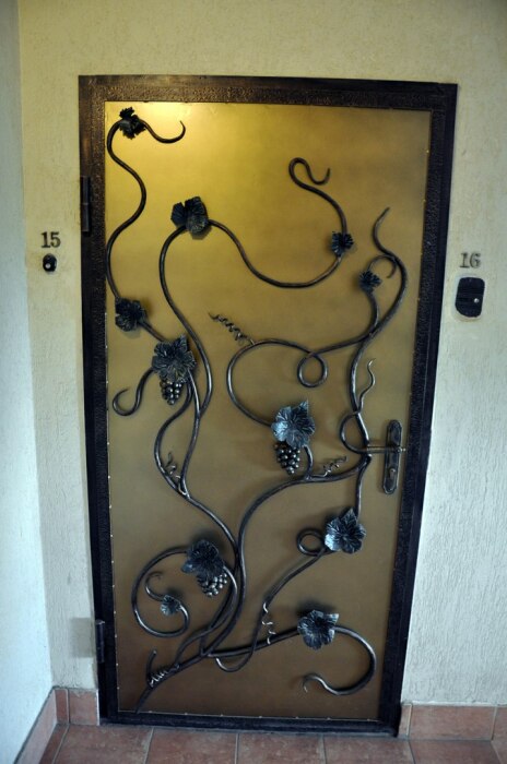 Двери каждой квартиры не остались без внимания художника. | Фото: pikabu.ru.