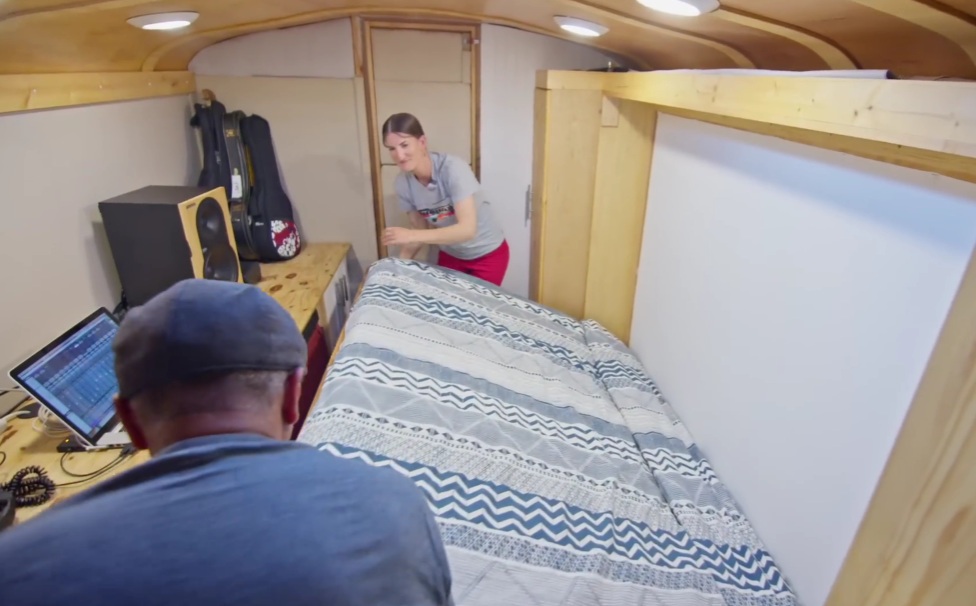 Кровать спрятана в шкафу.