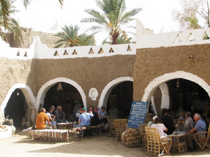 Жители Нового города наведываются в исторический район, чтобы передохнуть от жары, царящей в бетонных джунглях (Ghadames, Ливия). | Фото: libyaadventures.com.