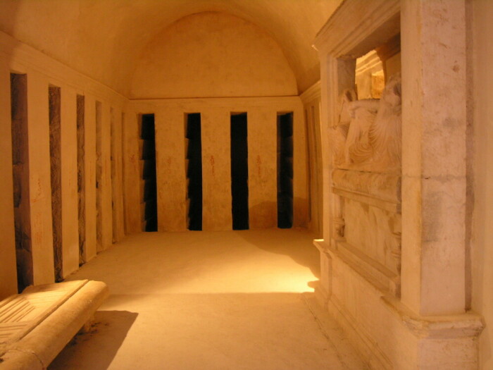 В усыпальницах вокруг центрального зала создавались ниши, в которых и покоились тела умерших (Пальмира, Сирия). | Фото: whc.unesco.org.