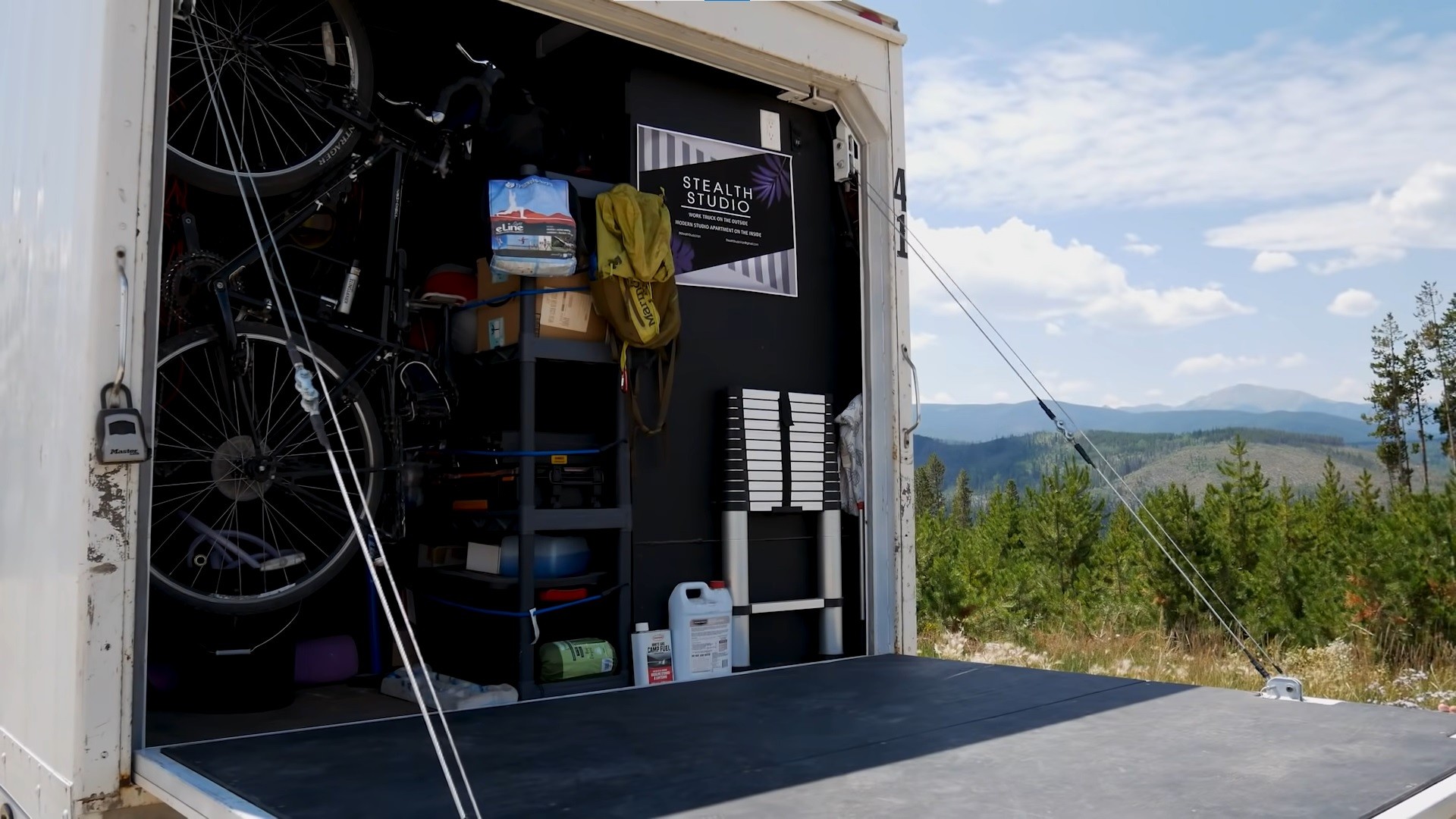 Задний отсек превращен во вместительную бытовку. Задний отсек превращен во вместительную бытовку.