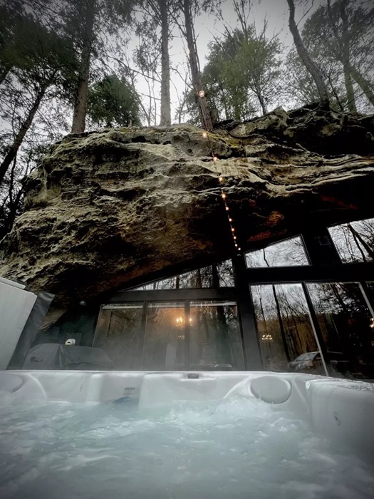 Джакузи на террасе создает приятную атмосферу для вечернего расслабления (Dunlap Hollow Cave). Джакузи на террасе создает приятную атмосферу для вечернего расслабления (Dunlap Hollow Cave).