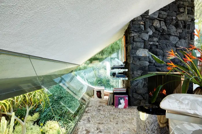 Обилие стекла и параболическая форма здания создает захватывающее дух ощущение где бы не находился (The Rainbow House, Лос-Анджелес). | Фото: designboom.com.