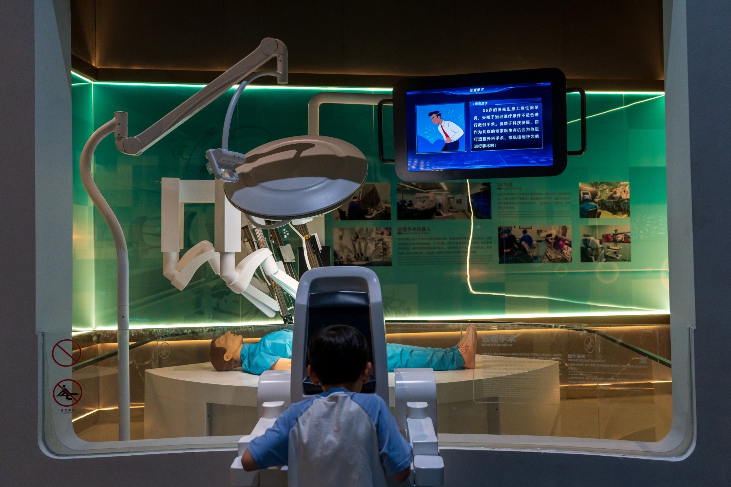 На четвертом этаже ученики начальной школы проводят имитацию малоинвазивной операции (Shenzhen Science & Technology Museum). На четвертом этаже ученики начальной школы проводят имитацию малоинвазивной операции (Shenzhen Science & Technology Museum).