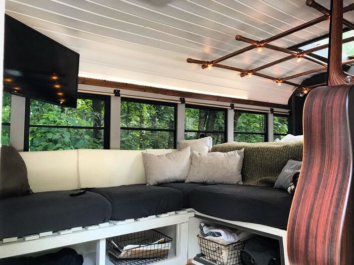 Уютная гостиная The Roamer стала и местом хранения.