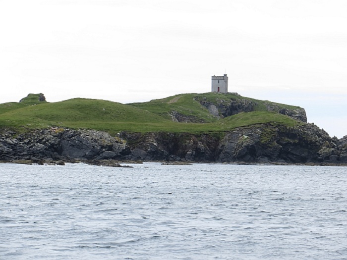 На острове прекрасно сохранилась сторожевая башня, возведенная в XVII веке (The Isle of Vaila, Шотландия). | Фото: mansionglobal.com.