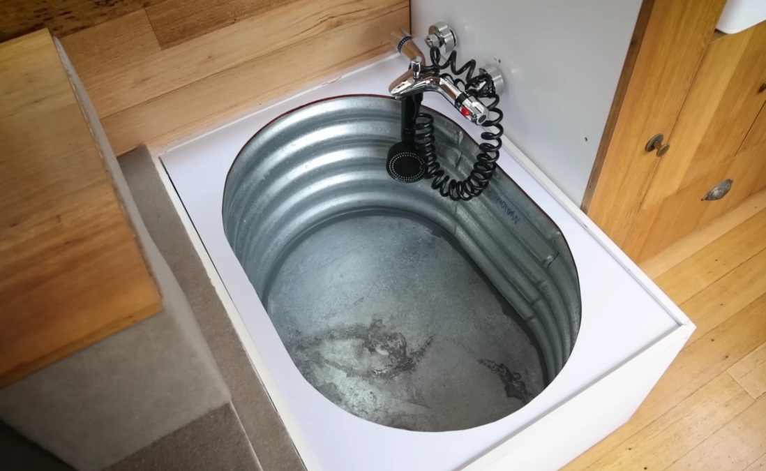 Скрытая душевая. | Фото: autoevolution.com.