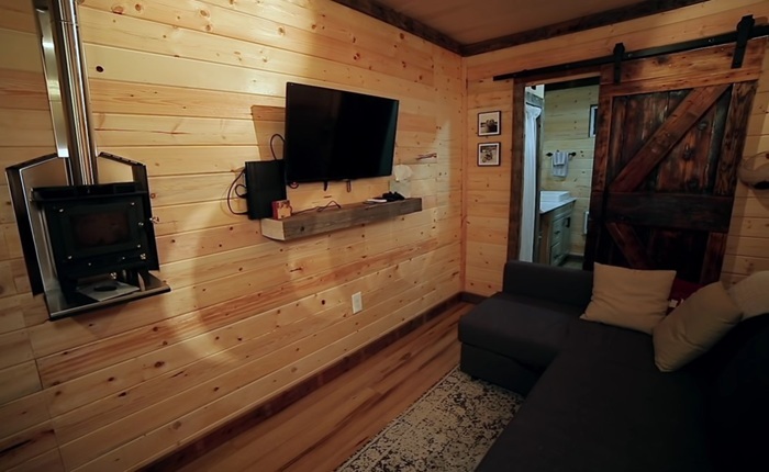 В гостиной имеется дровяная печь и ТВ-панель.
