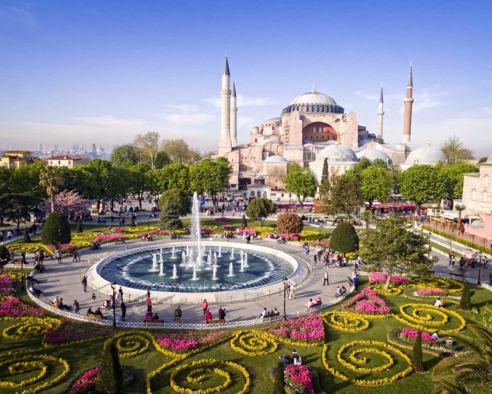 Наравне с другими зданиями исторической части Стамбула Софийский собор был внесен в список Всемирного наследия ЮНЕСКО. | Фото: tiqets.com.