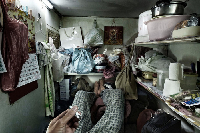 Вот так живется простому народу в «клетках-гробах» площадью 2 кв.м. (Гонконг, Китай). | Фото: nafanko.livejournal.com/ © Benny Lam.