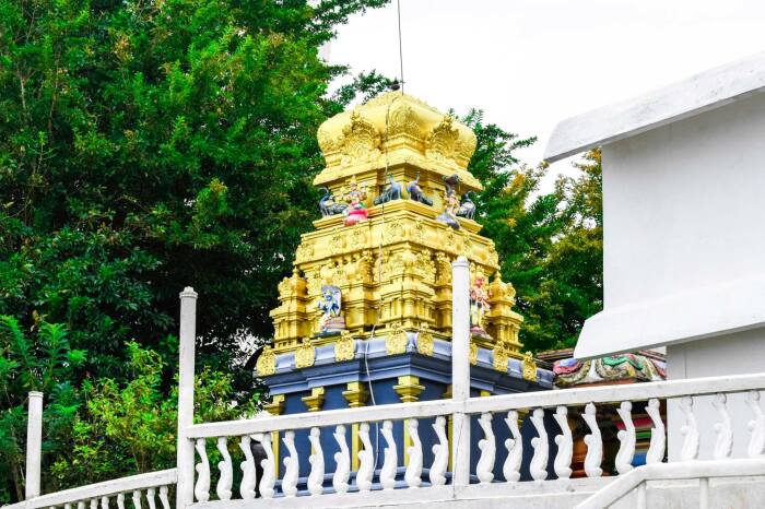 Копия индуистского храма (Ambuluwawa Temple, Шри-Ланка). | Фото: srilankatravelpages.com.