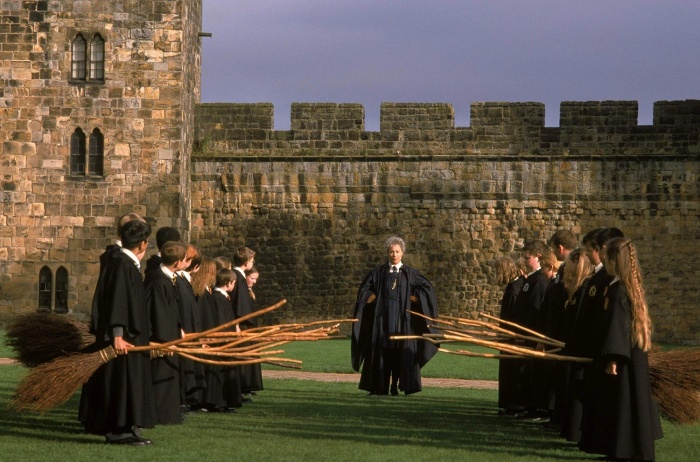 Ставший культовым фильм о Гарри Поттере, принес замку мировую известность (Alnwick Castle, Великобритания). | Фото: northumberlandgazette.co.uk.