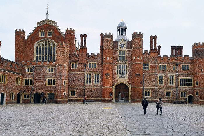 Из Сторожки Анны Болейн можно попасть в Часовой двор (Hampton Court Palace, Великобритания). | Фото: hrp.org.uk.