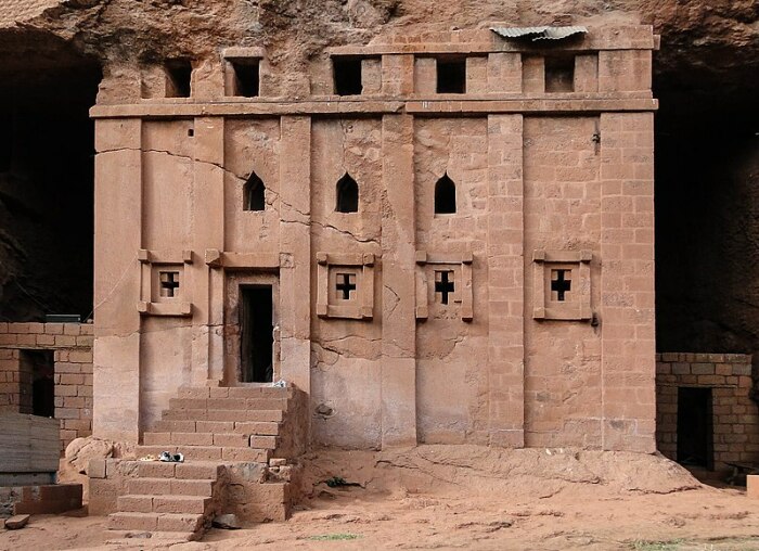 Дом аббата Либаноса высечен из одной скалы (Лалибэла, Эфиопия). | Фото: allcastle.info.